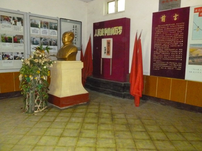 展室房顶漏雨，地板潮湿发霉